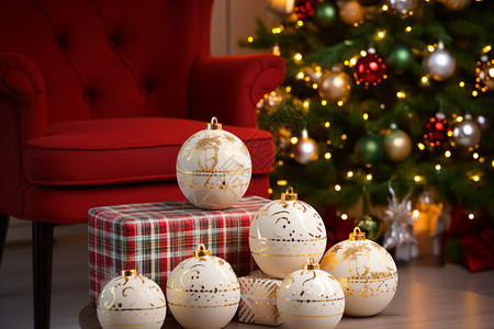 圣诞树的闪亮装饰球图片