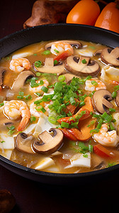 传统美食的蘑菇海鲜汤图片