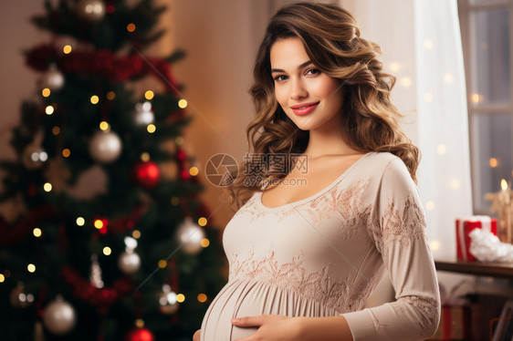 圣诞树旁的孕妇图片