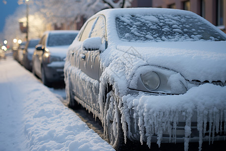 暴雪后城市街道上霜冻的汽车图片
