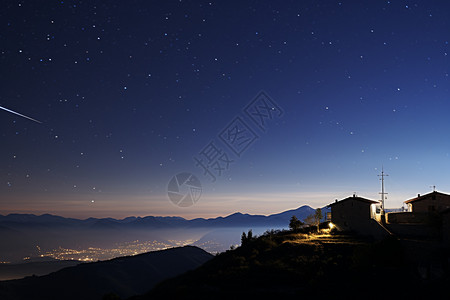 六月夜晚星空山脉中的流星景观背景