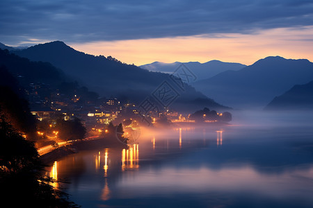 夜晚山边的建筑图片