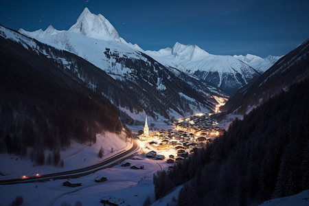 夜晚雪山山脉图片