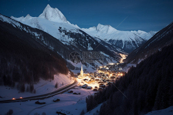 夜晚雪山山脉图片