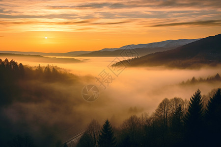 烟雾朦胧山脉中烟雾缭绕的晨曦景色背景