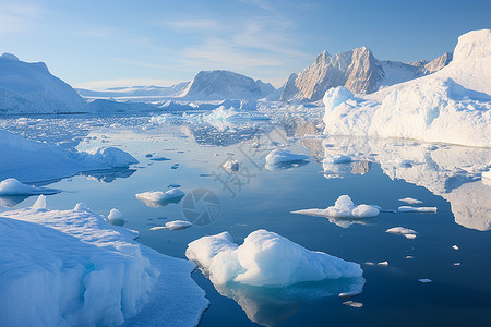 冰山群漂浮在海面上图片