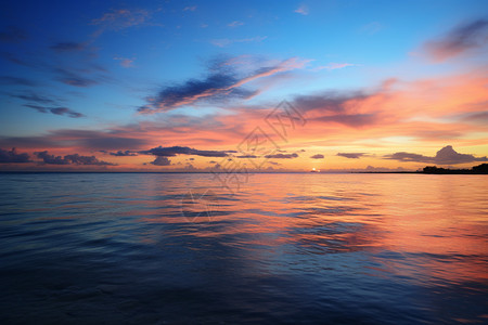 夕阳余晖下的海上云彩图片