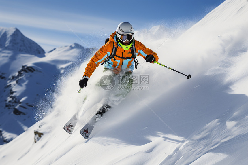 雪山中滑雪的滑雪爱好者图片