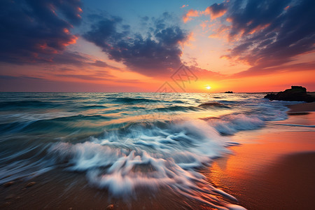 黄昏翻滚的海浪图片