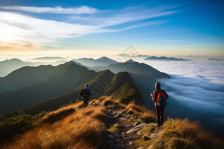 攀登山脉的旅行者图片