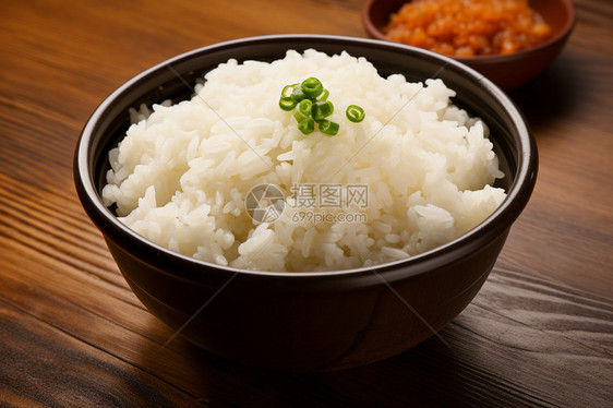 木桌上美味的米饭图片