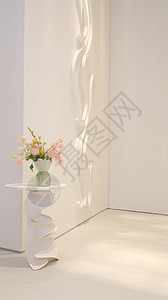 白色系房间角落的花瓶装饰背景图片
