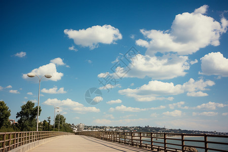 夏季海滨城市的美丽景观图片