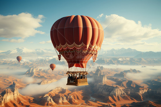 飞行在山脉中的热气球图片