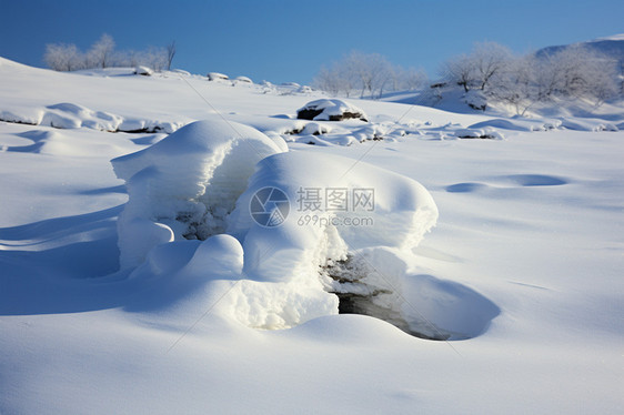 冬季寒冷的野外山丘图片