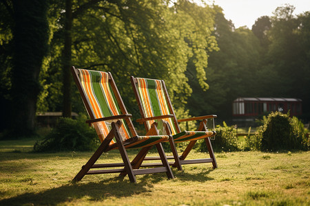 夏天户外草原上的露营椅子图片