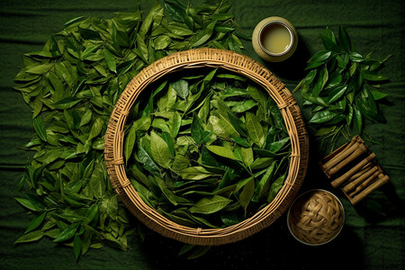 竹筐中的绿茶图片