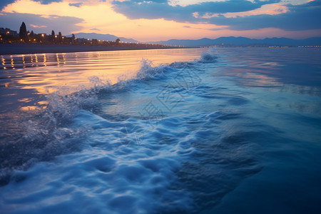 夏天傍晚时海洋的美丽景观图片