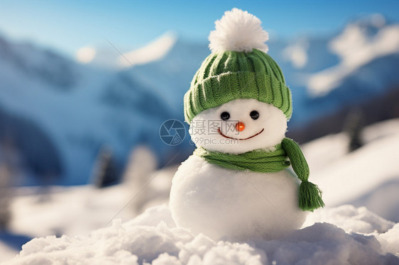 雪山中带着帽子的雪人图片