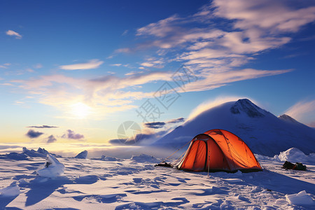 雪山中徒步旅行者的帐篷图片