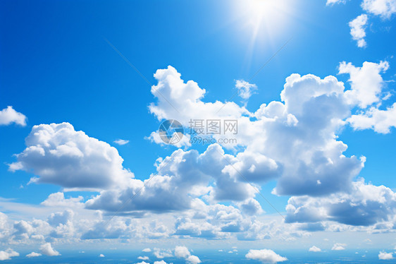 夏日晴空中的白云与蓝天图片