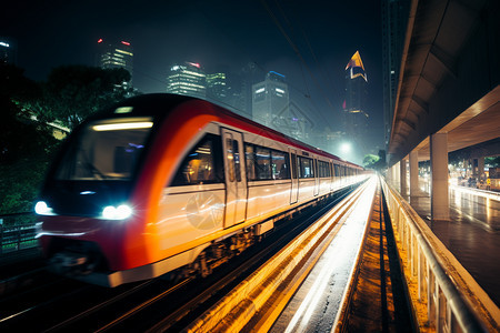 城市夜景中的火车图片