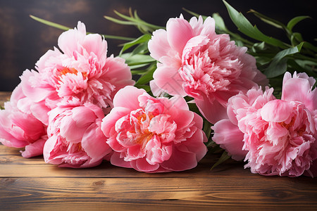 粉色花束摆放在木桌上图片
