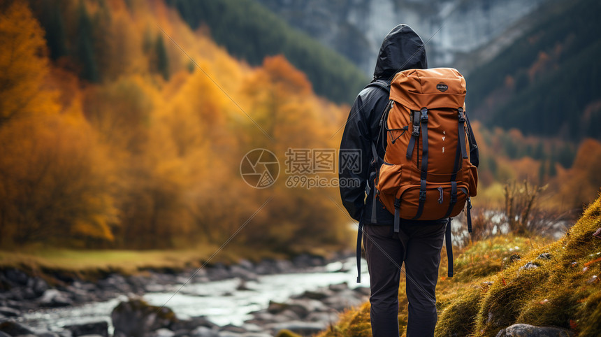 背着背吧旅行的男人图片