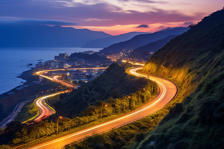 傍晚时灯火通明的海岸线公路图片