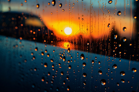 下雨天挂满雨滴的玻璃图片