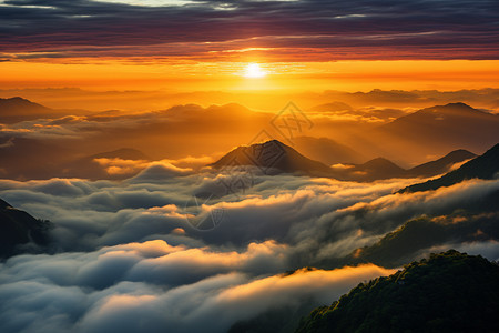 夏季日出山间的美丽景观图片