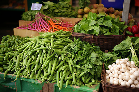 农贸市场摊位上的丰盛蔬菜篮图片