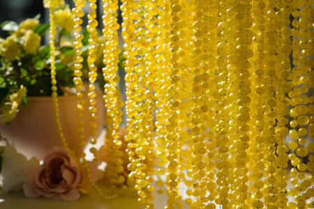 室内装饰的黄色珠串帘背景图片