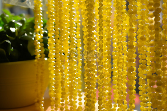 黄色的珠串帘图片