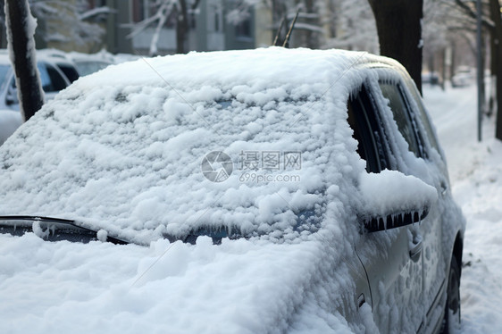 冬季城市道路上白雪皑皑的汽车图片