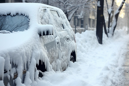 冬日城市的雪覆盖车辆图片