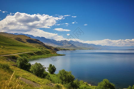 夏季山脉中湖泊的美丽景观图片