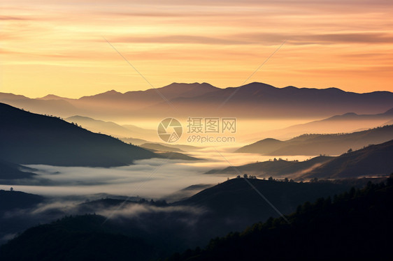 清晨雾气弥漫的山脉图片