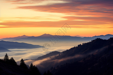 日出下迷人的山脉图片