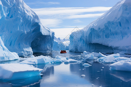 南极冰川中行驶的船只图片