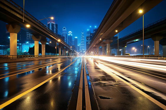 傍晚下雨时的城市高架桥道路图片