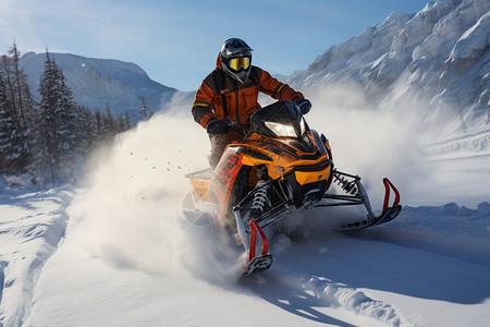 冬季雪山中的越野雪地摩托图片