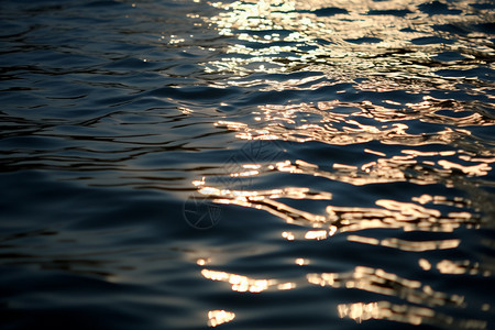 黄昏时深蓝海浪图片