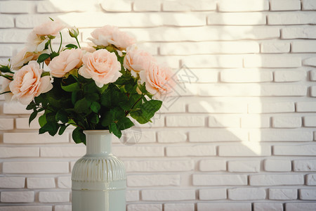 花瓶中的新鲜采摘的玫瑰花图片