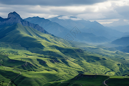 夏季郁郁葱葱的山脉景观图片