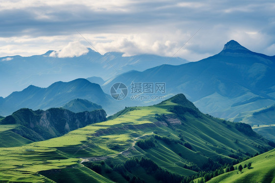 夏季美丽的高山景观图片