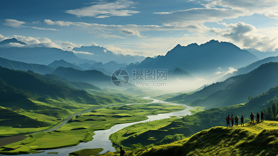 夏季薄雾弥漫的稻田景观图片