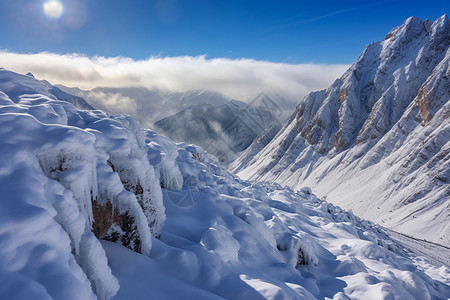 雪山上的明媚冬日图片