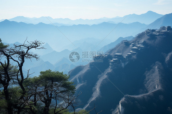 险峻山峰上的古代建筑图片