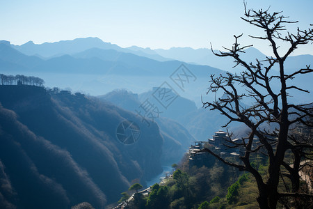 薄雾弥漫的山脉景观图片